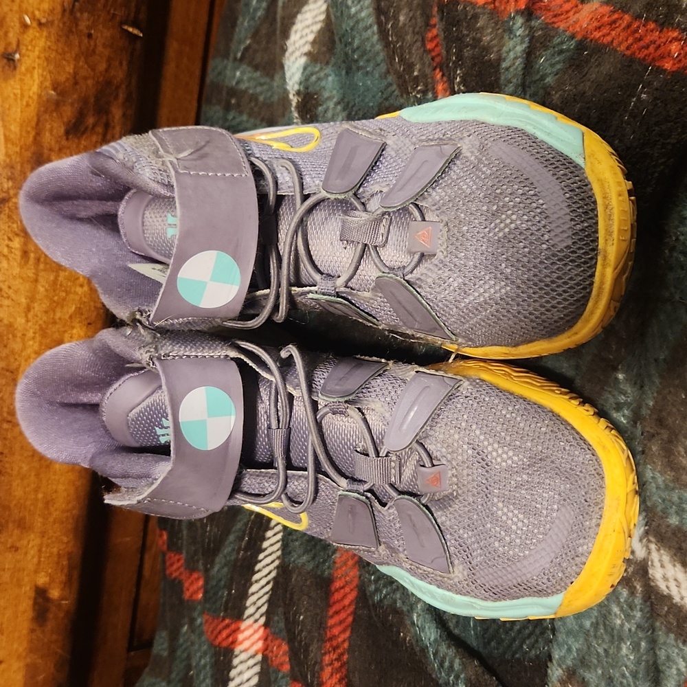 Youth Nike Kyrie basketball shoes, size 1Y